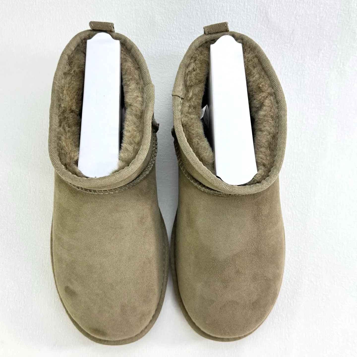 💰380 1116109 UGG Classic Ultra Mini Same style as Zhou Dongyu and Wang Yibo Thin-soled short snow boots Xiaohongshu hot style Wool one-piece mini boots Premium suede upper Delicate feel Wool lining Comfortable and skin-friendly Warm and comfortable so you are not afraid of cold weather Wear-resistant one-piece foam shoe cover EVA soft elastic thick sole Heightening outsole Purchasing level Essential winter snow boots Size: 35 36 37 38 39 40 41 42 43 44 45
